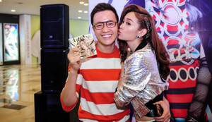 Lương Mạnh Hải ân cần chăm sóc Minh Hằng giữa sự kiện