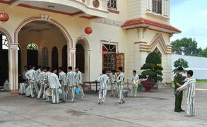 Cán bộ trại giam bị tố vòi tiền người nhà phạm nhân