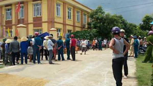 Thiệt mạng do đống đất, dân đẩy quan tài người thân tới ủy ban xã