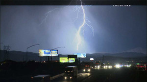 Clip: Choáng ngợp với cảnh tượng sét rạch ngang trời đầy ngoạn mục