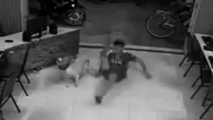 Clip: Thanh niên đá chó nhận kết cục thảm hại