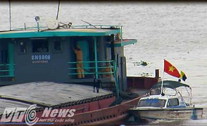 Cảnh sát đường thủy Hải Phòng 'tác nghiệp' chớp nhoáng trên tàu quá tải