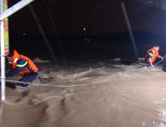 Giải cứu 6 người mắc kẹt trong mưa lũ