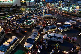Rừng xe kinh hoàng nhích từng chút một gần 3km
