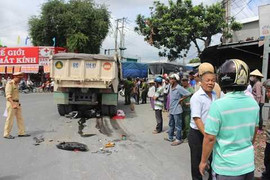 Bị xe ben kéo lê trên đường, người đàn ông chết thảm