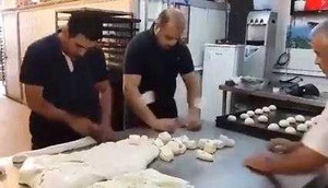 Clip: Tròn mắt xem thợ nặn bột đều tăm tắp như máy