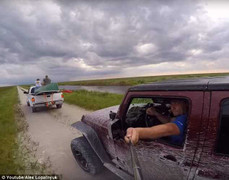 Clip: Vừa lái xe vừa quay phim tự sướng lãnh tai nạn thảm khốc