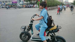 Siết chặt sự 'lộng hành' của xe máy điện trên đường phố