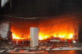 Cháy lớn đêm khuya, 4 cửa hàng thời trang bị thiêu rụi