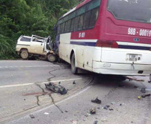 2 người bắn khỏi xe 7 chỗ bị xe khách cán tử vong