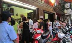 Người Hà Nội xếp hàng mua bánh trung thu truyền thống