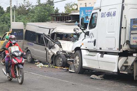 Xe khách đấu đầu xe container, 2 người thương vong