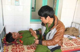 Tạm giữ 2 kẻ đánh 3 cán bộ trong trụ sở công an