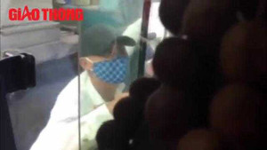 Video: 'Đầu gấu' vung dao ép xe khách vào quán nghỉ ở Phú Thọ