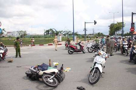 Xe ben tông xe máy, ông ngoại và cháu 2 tuổi chết thảm