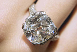 Clip: Phụ nữ trộm viên kim cương 6 tỷ đồng, nuốt vào bụng