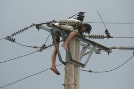 Trèo cột điện cao thế, 2 thanh niên bị điện giật chết