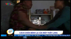Video: Cận cảnh thầy lang chữa bệnh bằng 'nước thánh'