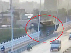 Clip: Kinh hoàng xe tải văng khỏi cầu cao 10 mét