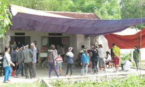 Thi thể người phụ nữ bị buộc kín trong bao tải dưới giếng