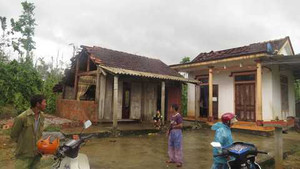 Quảng Bình: Lốc xoáy trong 5 phút, nhiều nhà, vườn tan hoang