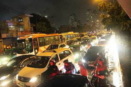 Mưa trắng trời, Sài Gòn ngập lụt, kẹt xe khủng khiếp