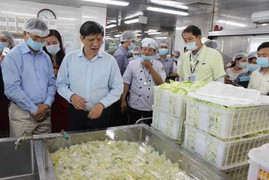 Chỉ 10 ngàn đồng/suất ăn: Quá rẻ nên bẩn?