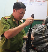 Súng đồ chơi như thật nhan nhản cùng hàng trung thu