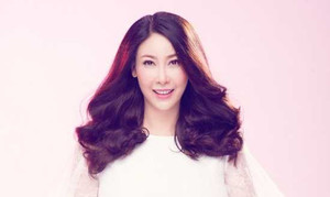 Hình ảnh mang thai ở tuổi 39 của hoa hậu Hà Kiều Anh