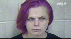 Bà mẹ nổi giận bỏ 2 con trong hang