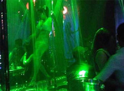 Nhiều nữ tiếp viên thoát y mua vui cho khách nhậu