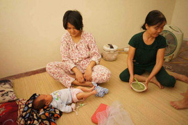 Cháy chung cư ở Hà Nội: Mẹ bế con 10 ngày tuổi thoát thân từ tầng 26