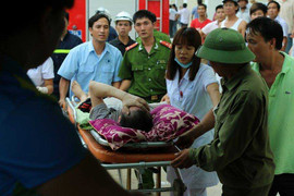 Đang giải cứu nhiều người mắc kẹt trong chung cư bốc cháy ở Hà Nội