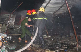 Cháy chợ, 100 gian hàng bị thiêu rụi trong đêm