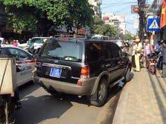 CSGT truy đuổi xe biển xanh đi vào đường cấm