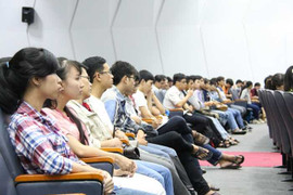 Diễn giả nổi tiếng khuyên sinh viên tin vào chính mình