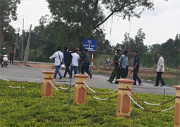 Phóng viên bị còng tay khi chụp hình ngoài khu vực tòa