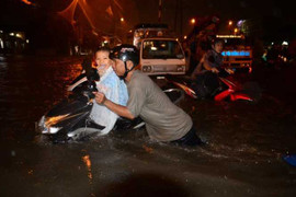 Clip: Sài Gòn ngập nặng, hàng loạt xe chết máy giữa đêm