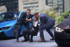 CEO của BMW ngất xỉu trong lúc diễn thuyết tại Frankfurt Motor Show