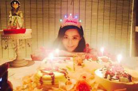 Phạm Băng Băng đội vương miện thổi nến sinh nhật bên Lý Thần