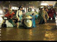 TP.HCM: Hàng trăm xe máy bì bõm lội nước lũ