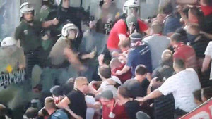 Clip: Cảnh sát Hy Lạp dùng dùi cui đánh CĐV Bayern