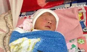 Một trẻ sơ sinh bị bỏ rơi trong lô cao su