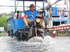 Người Sài Gòn 'tập thói quen' sống chung với ngập lụt