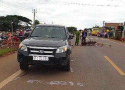 Xe máy chở 3 tông ô tô, thiếu nữ 19 tuổi chết tại chỗ