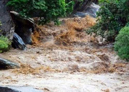 Mưa lũ dữ dội, học sinh liên tiếp bị cuốn trôi, chết đuối