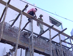 Tai nạn bất ngờ từ công trình trên cao