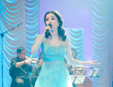 'Họa mi bán cổ điển' Phạm Thu Hà thay hai bộ váy dạ hội trong đêm nhạc