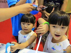 Bỏ tiền triệu mua đồ chơi công nghệ làm quà Trung thu