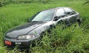 Xe biển đỏ bị container húc bay xuống bãi lầy